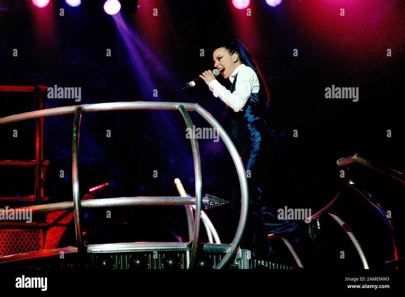 Milan Italie 08/03/1998 , concert en direct des Spice Girls au Forum Assago : Melanie Chisholm pendant le concert Banque D'Images Milan Italie 08/03/1998 , concert en direct des Spice Girls au Forum Assago : Melanie Chisholm pendant le concert Banque D'Images