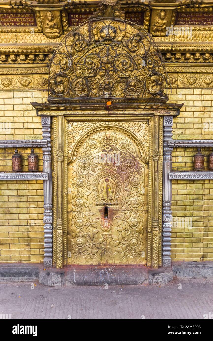 Porte d'or du temple de Swayambhunath à Katmandou, au Népal Banque D'Images