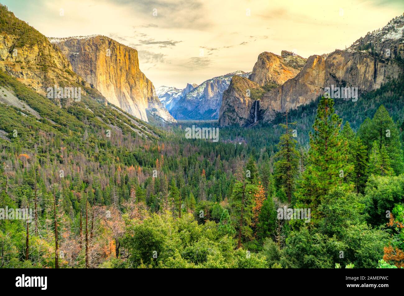 Yosemite National Park surplombent au coucher du soleil. Panorama de El Captain, demi-Dôme et de Prêle Cascade. En Californie, aux États-Unis. Banque D'Images