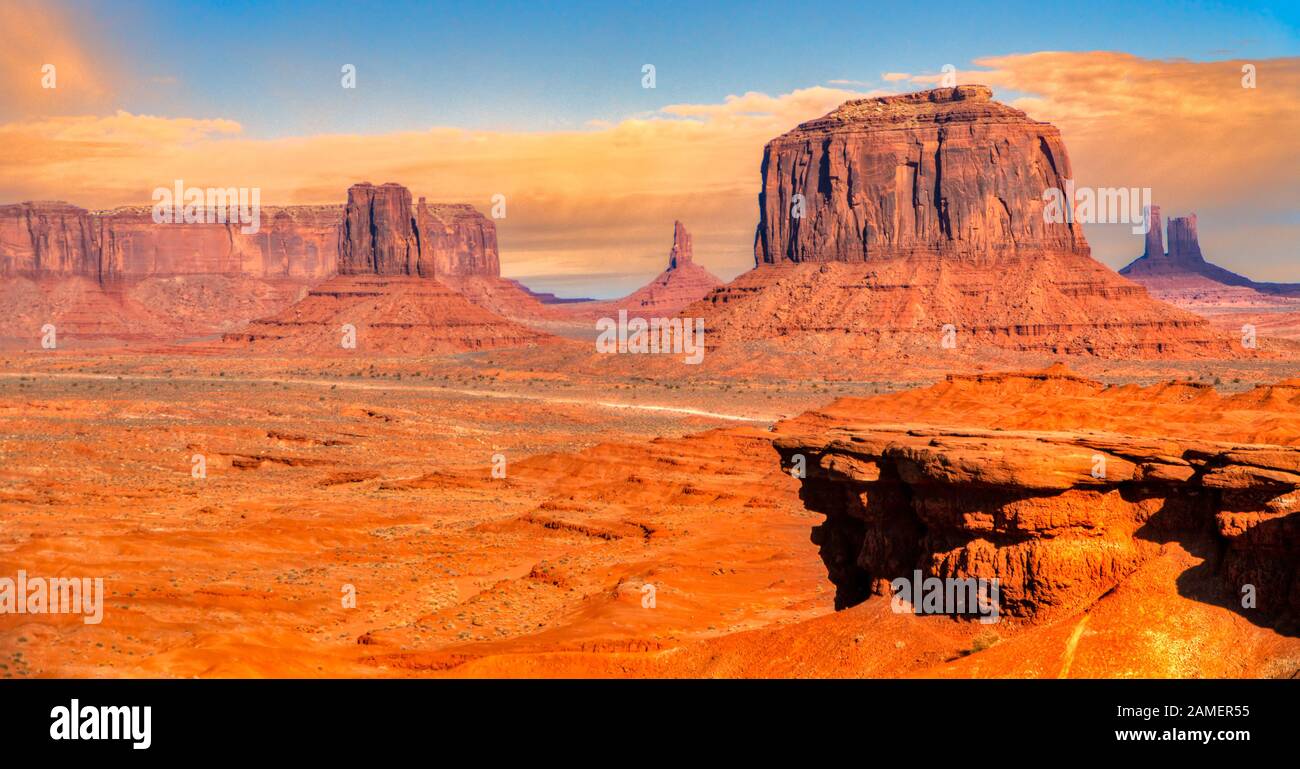 Compte tenu de l'emblématique Monument Valley Navajo Tribal Park au coucher du soleil, de l'Utah / Arizona, USA. Banque D'Images