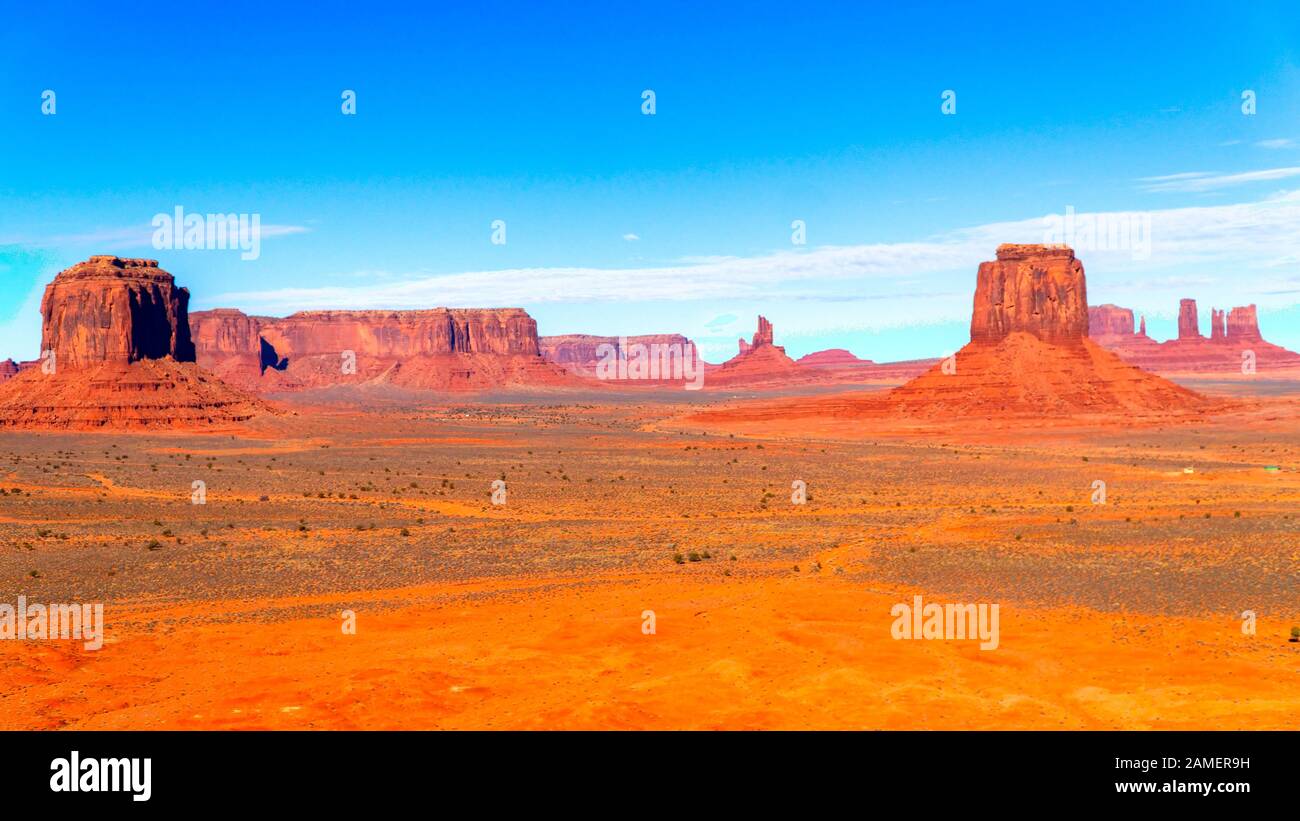 Compte tenu de l'emblématique Monument Valley Navajo Tribal Park au coucher du soleil, de l'Utah / Arizona, USA. Banque D'Images