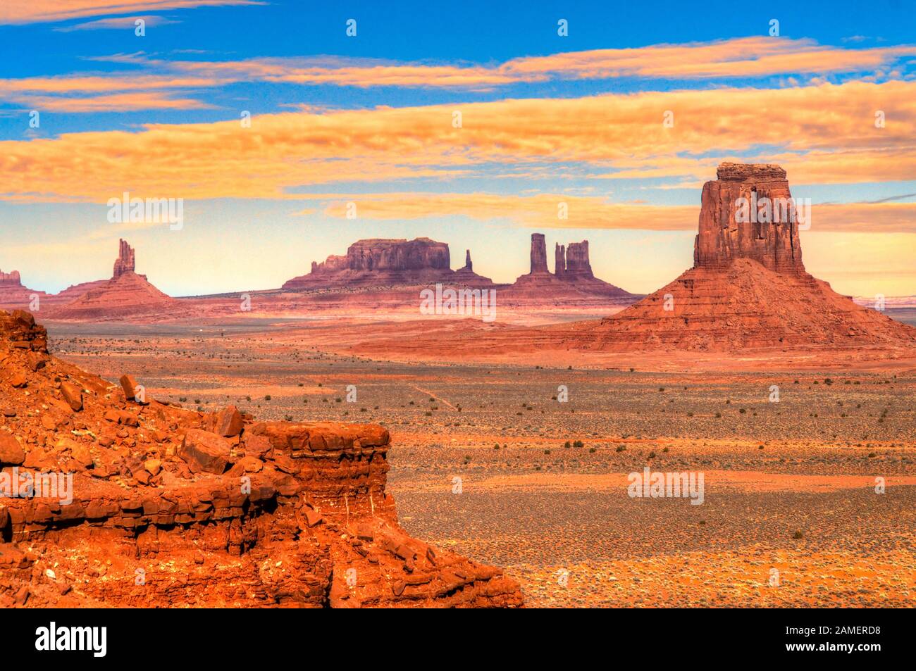 Compte tenu de l'emblématique Monument Valley Navajo Tribal Park au coucher du soleil, de l'Utah / Arizona, USA. Banque D'Images