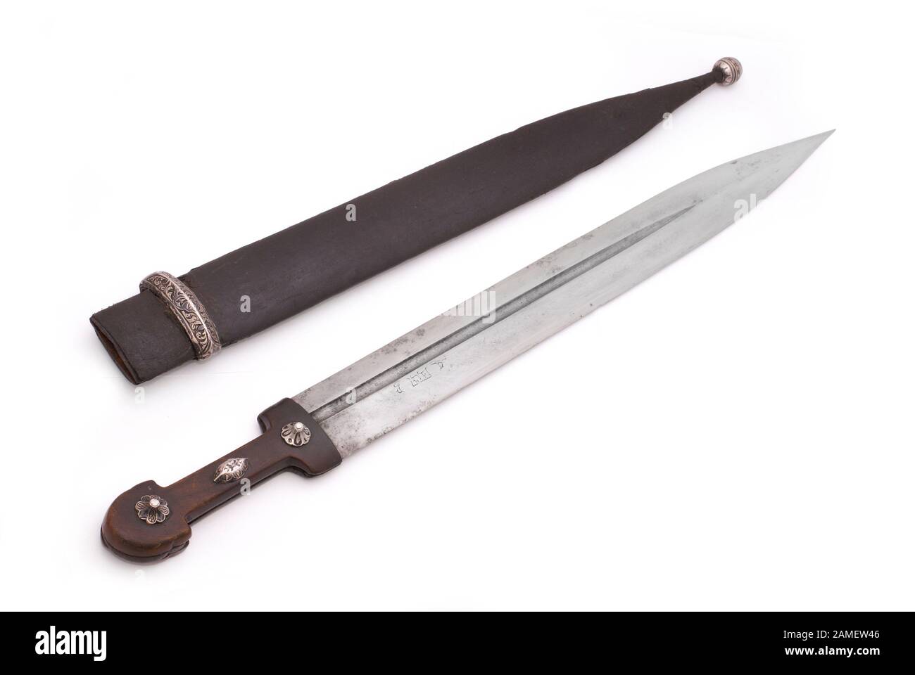 Bel exemple de dagger caucasien avec lame de l'acier de Damas sous forme d'épée de Rome. XIXe siècle (Époque des guerres russo-caucasiennes (1816-1864)). Banque D'Images