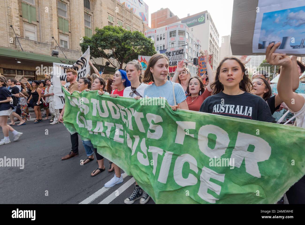 Sydney, Australie 10 janvier 2020 : une foule estimée à plus de trente mille personnes s'est rassemblée à l'hôtel de ville de Sydney, puis a marché à travers la ville un vendredi soir chaud. Ils étaient là pour soutenir et remercier les bénévoles et les équipages de pompiers et d'urgence qui s'occupent des incendies massifs en Australie et pour protester contre l'inaction de leurs gouvernements face au changement climatique. Le premier ministre Scott Morrison (ScoMo) est venu pour une mention particulière et a été présenté sur de nombreuses affiches de protestation dérogatoire. Crédit : Stephen Dwyer/Alay News Banque D'Images