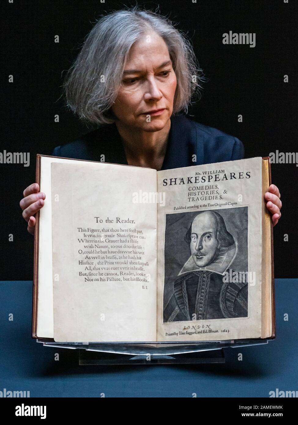 Londres, Royaume-Uni. 13 janvier 2020. Christie's dévoile les comédies, les Histoires et Les Tragédies de William Shakespeare, souvent appelées « First Folio ». Estimé à 4 000 000 à 6 000 000 000 dollars, il sera mis aux enchères à Christie's à New York le 24 avril. L’exposition de Christie sera en vue du public du 13 au 19 janvier. Crédit: Guy Bell/Alay Live News Banque D'Images