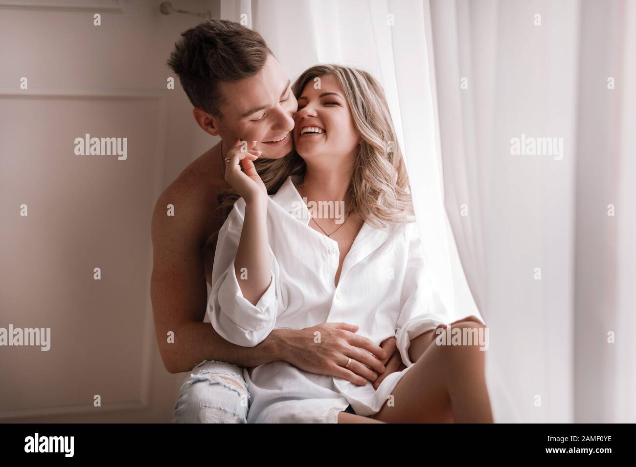 Couple Amoureux S Amuser Ensemble A La Maison Femme Espiegle Mordant Sourire Oreille De Mari Piggyback Homme Et Femme Jouant Childish Dans Le Lit En Appreciant Drole Moi Photo Stock Alamy