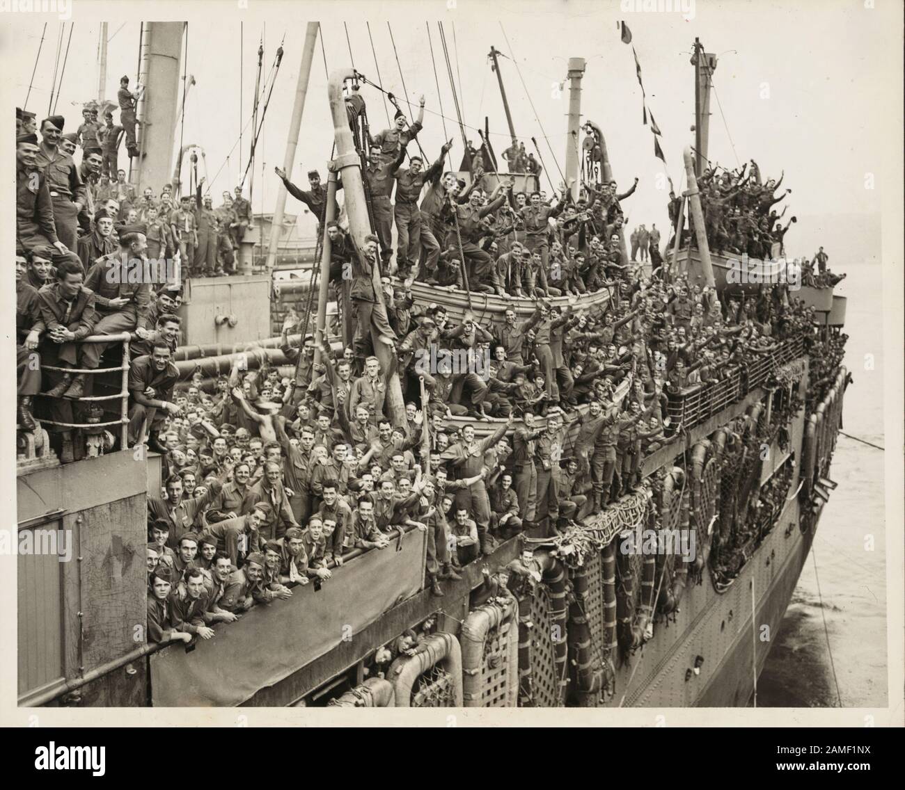 Les troupes de la 20ème Division Armored et les unités de la 9ème Armée l'ont hoop entre les raindrops comme le SS John Ericsson nears Pier 84, North River Banque D'Images