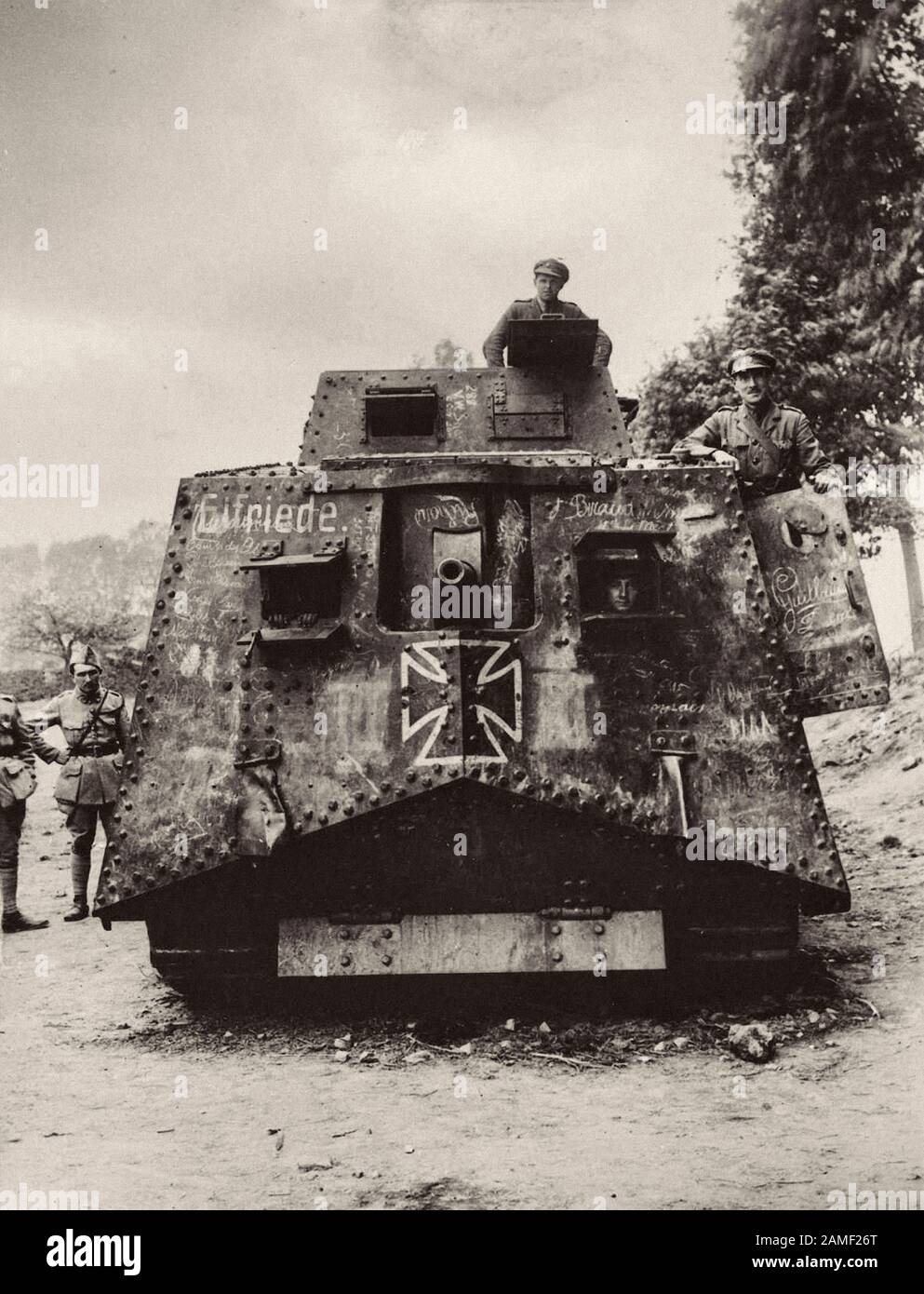 L'A7V allemand 'Elfriede' capturé par des soldats australiens. 1918 le premier réservoir capturé par les Allemands fut "Elfriede". Il a été sauvé par les Français à Banque D'Images