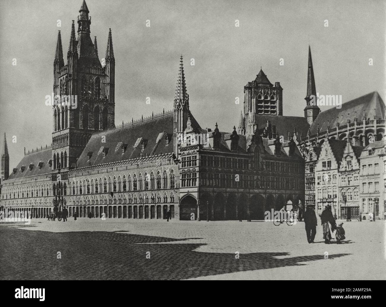 Les Halles De Tissu à la Grote Markt, la place centrale de la ville. Ypres, Flandre Occidentale, Belgique. 1912 Banque D'Images