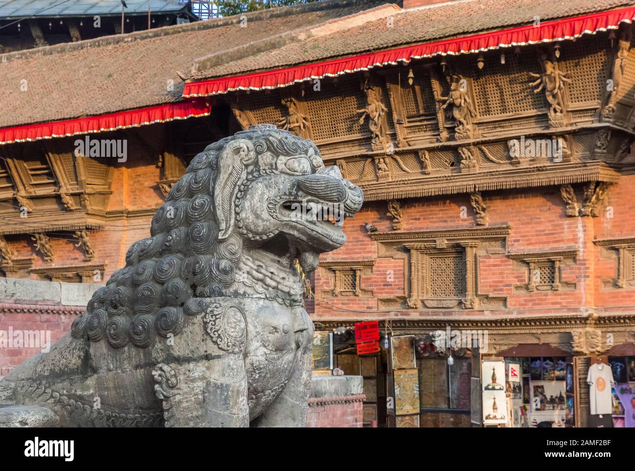 Sculpture de lion de pierre sur la place Durbar à Katmandou, au Népal Banque D'Images