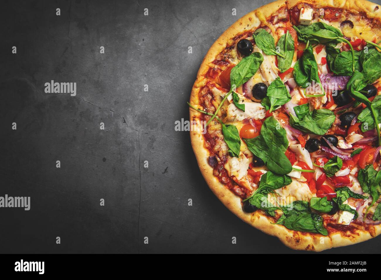 pizza grecque au poulet sur fond de pierre noire avec espace de copie. vue de dessus Banque D'Images