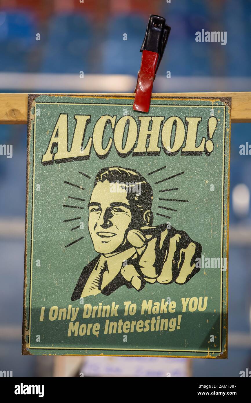 Arnhem, Pays-Bas, January2020: Vieux vintage Annoncez signer avec texte alcool je Ne Boire que pour Vous Rendre Plus Intéressant Banque D'Images