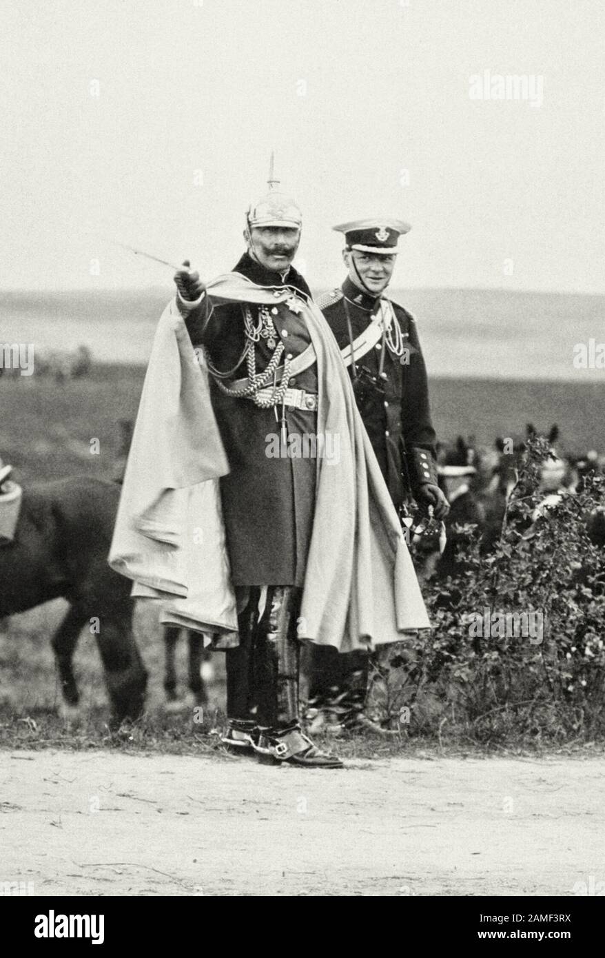 Le Kaiser Wilhelm II souligne un événement intéressant le ministre britannique junior au bureau colonial, Winston Churchill, pendant l'été manouvr Banque D'Images