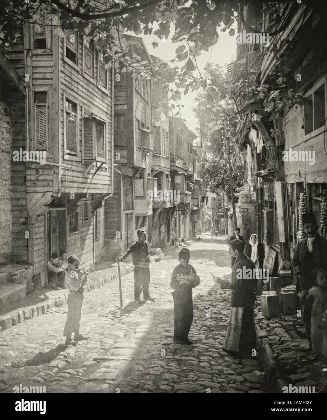 Une scène dans un magasin de fruits et légumes situé dans l'une des anciennes rues d'Istanbul, près de la basilique Sainte-Sophie (Ayasofya), 1912. Banque D'Images