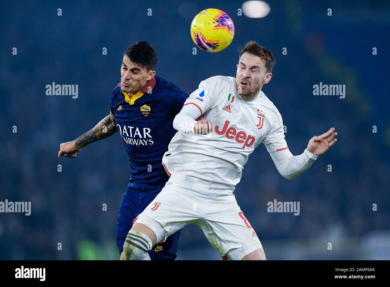 Rome, Italie. 12 janvier 2020. Aaron Ramsey de Juventus et Diego Perotti DE AS Roma combattent pour le ballon pendant le match de Serie ENTRE Roma et Juventus à Stadio Olimpico, Rome, Italie, le 12 janvier 2020. Photo De Giuseppe Maffia. Crédit: Uk Sports Pics Ltd/Alay Live News Banque D'Images