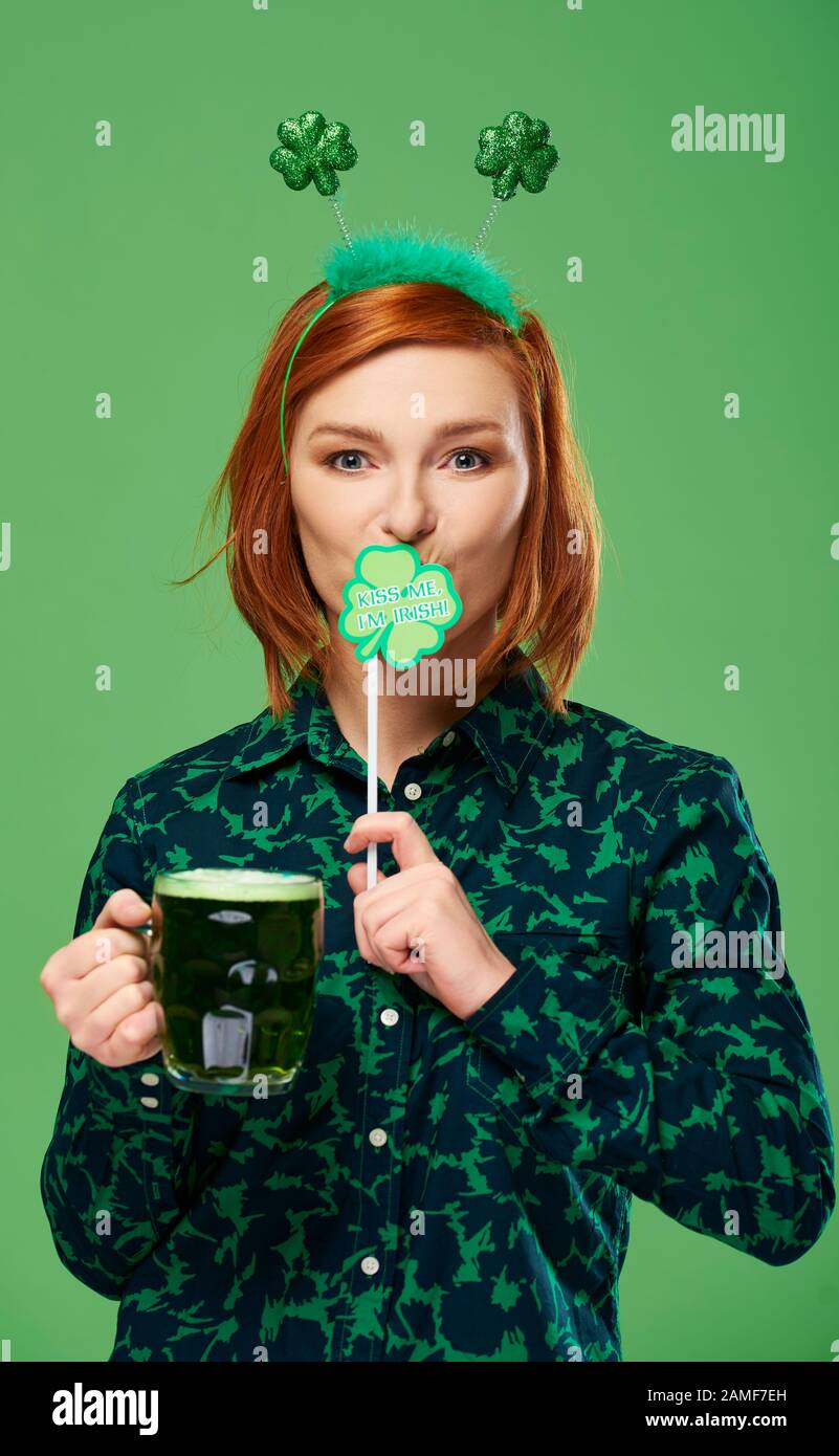 Portrait d'une femme avec de la bière célébrant la Saint Patrick Banque D'Images