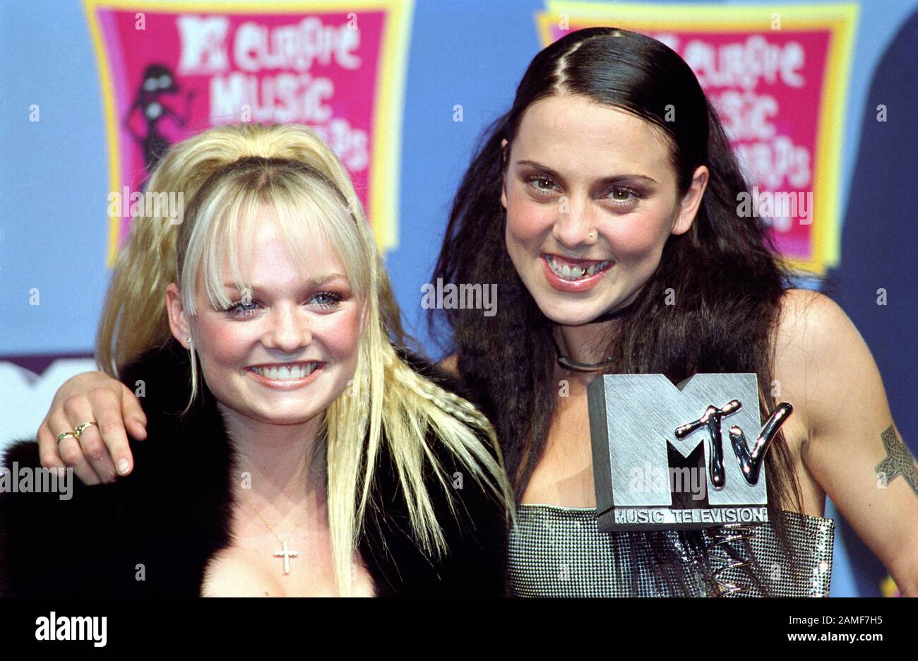 Rotterdam Holland 06/11/1997, MTV Europe Music Awards 1997  Spice Girls : Emma Bunton et Melanie Chisholm après la cérémonie de remise des prix posent avec le trophée remporté Banque D'Images Rotterdam Holland 06/11/1997, MTV Europe Music Awards 1997  Spice Girls : Emma Bunton et Melanie Chisholm après la cérémonie de remise des prix posent avec le trophée remporté Banque D'Images