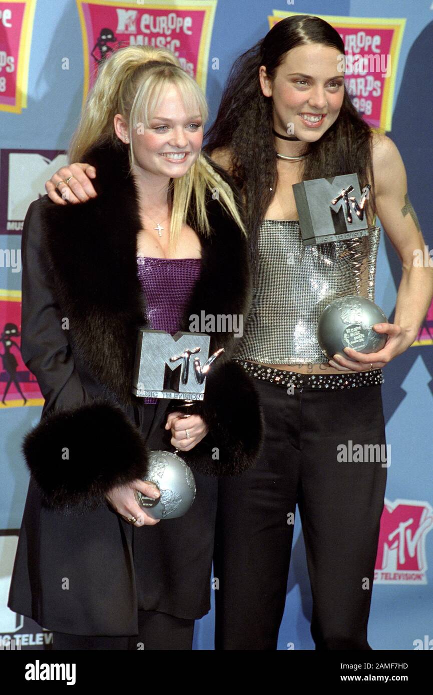 Rotterdam Holland 06/11/1997, MTV Europe Music Awards 1997  Spice Girls : Emma Bunton et Melanie Chisholm après la cérémonie de remise des prix posent avec le trophée remporté Banque D'Images Rotterdam Holland 06/11/1997, MTV Europe Music Awards 1997  Spice Girls : Emma Bunton et Melanie Chisholm après la cérémonie de remise des prix posent avec le trophée remporté Banque D'Images