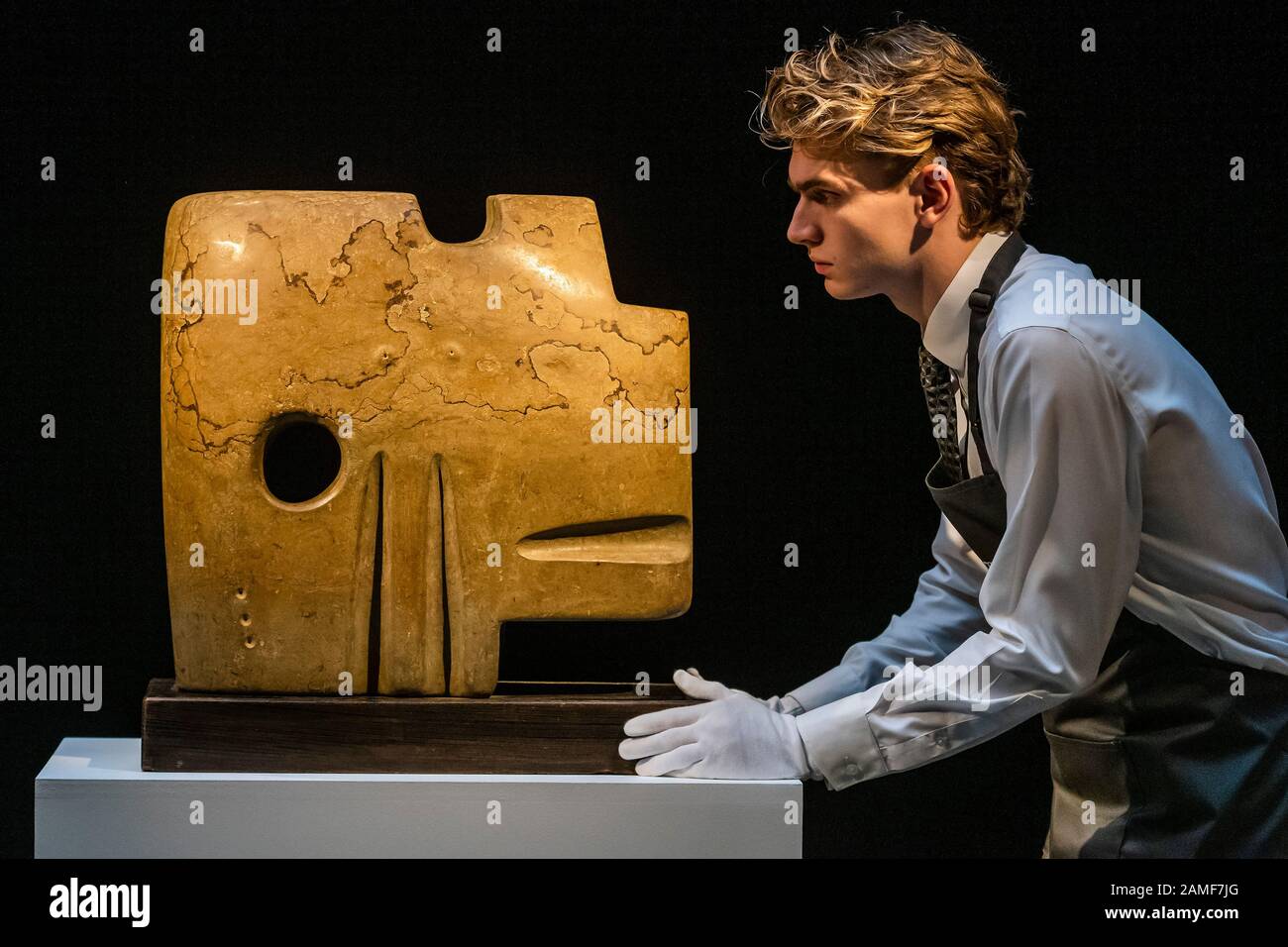 Londres, Royaume-Uni. 13 janvier 2020. HENRY MOORE, O.M., C.H. (1898-1986) Formulaire carré Estimé à 3 000 000 GBP - 5 000 000 GBP (3 944,999 USD - 6 574 999 USD) Sculpté en 1936. - Christie présente la vente Moderne De Soirée d'art britannique le 21 janvier 2020 qui lance la série de ventes aux enchères du XXe siècle à Londres et sera suivie de la vente Moderne de la Journée de l'art britannique et de l'oeil Enchanté: Œuvres de la Collection d'Allen et de Beryl Freer les 22 et 23 janvier respectivement. Crédit: Guy Bell/Alay Live News Banque D'Images