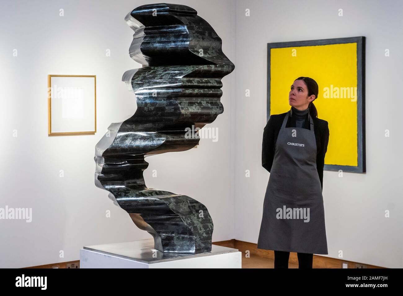 Londres, Royaume-Uni. 13 janvier 2020. Tony Cragg (n. 1949), Black Face, Estimate GBP 120 000 - GBP 180 000 - Christies affiche un aperçu de la vente En Soirée D'art Britannique Moderne le 21 janvier 2020, qui lance la série d'enchères du XXe siècle à Londres et sera suivie de la vente Moderne de la Journée de l'art britannique et de L'oeil Enchanté : Œuvres de la Collection d'Allen et de Beryl Freer les 22 et 23 janvier respectivement. Crédit: Guy Bell/Alay Live News Banque D'Images