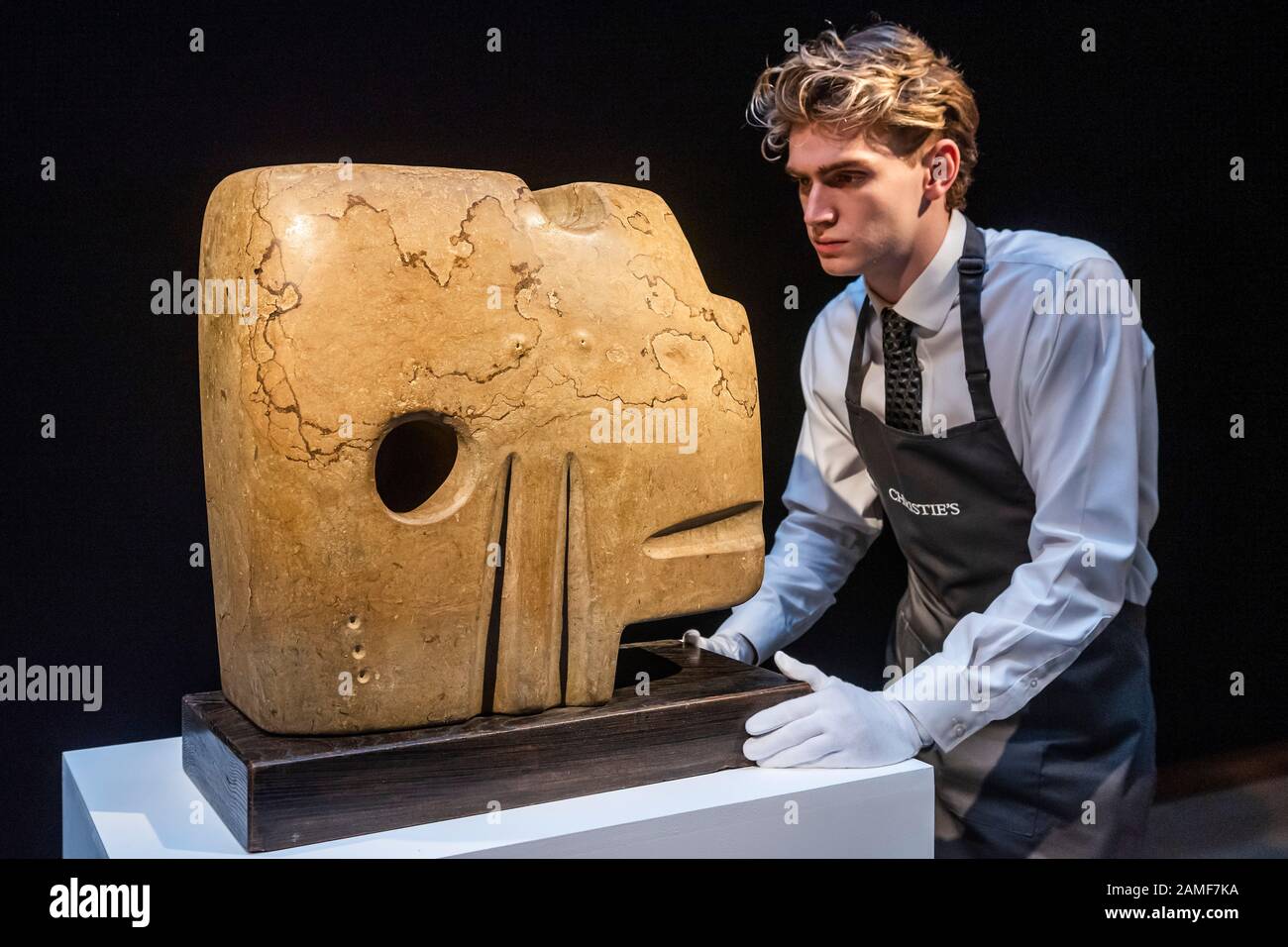 Londres, Royaume-Uni. 13 janvier 2020. HENRY MOORE, O.M., C.H. (1898-1986) Formulaire carré Estimé à 3 000 000 GBP - 5 000 000 GBP (3 944,999 USD - 6 574 999 USD) Sculpté en 1936. - Christie présente la vente Moderne De Soirée d'art britannique le 21 janvier 2020 qui lance la série de ventes aux enchères du XXe siècle à Londres et sera suivie de la vente Moderne de la Journée de l'art britannique et de l'oeil Enchanté: Œuvres de la Collection d'Allen et de Beryl Freer les 22 et 23 janvier respectivement. Crédit: Guy Bell/Alay Live News Banque D'Images