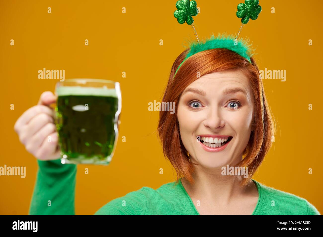 Portrait d'une femme avec une tasse de bière complète Banque D'Images
