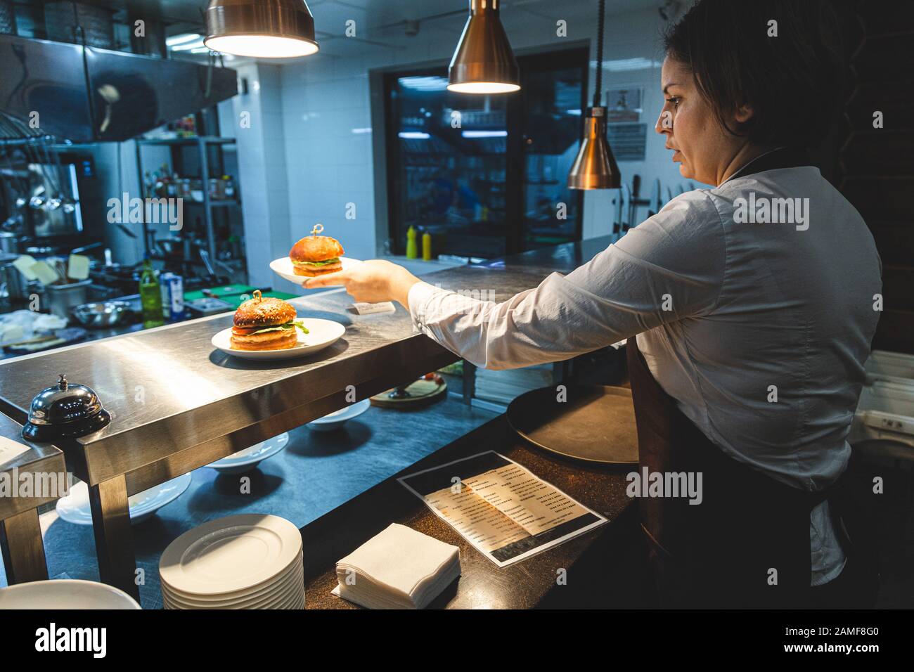 Les serveurs vont prendre des repas prêts dans un restaurant au comptoir  pour la distribution de plats Photo Stock - Alamy
