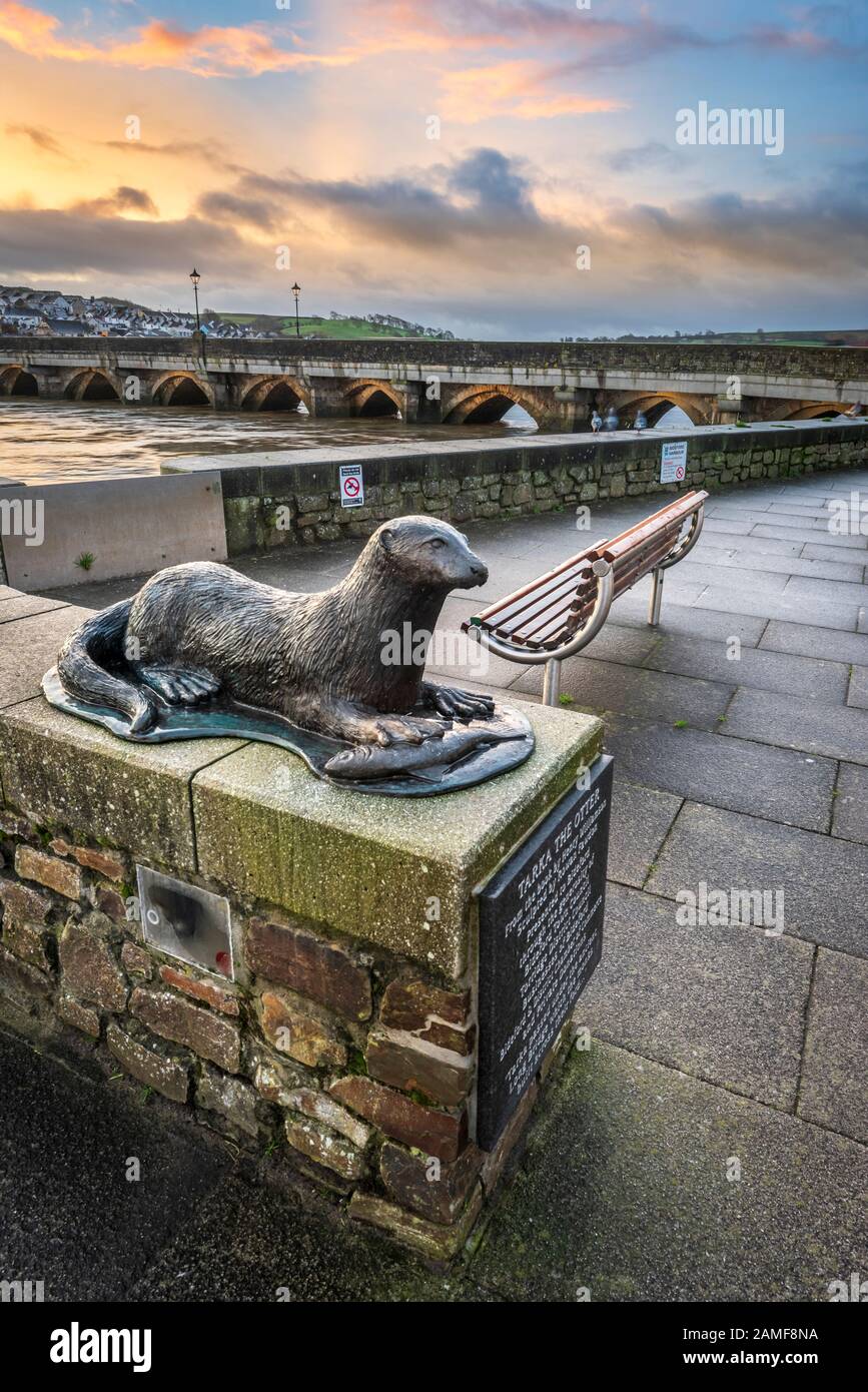 Bideford, North Devon, Angleterre. Lundi 13 janvier 2020. Météo britannique. Après une nuit froide et claire à North Devon, une journée de vents forts et de nuages légers est prévue pour la ville côtière de Bideford, célèbre pour Tarka The Otter, un livre très apprécié par Henry Williamson, Et célébrée par la sculpture de Rowan Fawdon qui se trouve le long pont de Bideford. Terry Mathews/Alay Live News. Banque D'Images