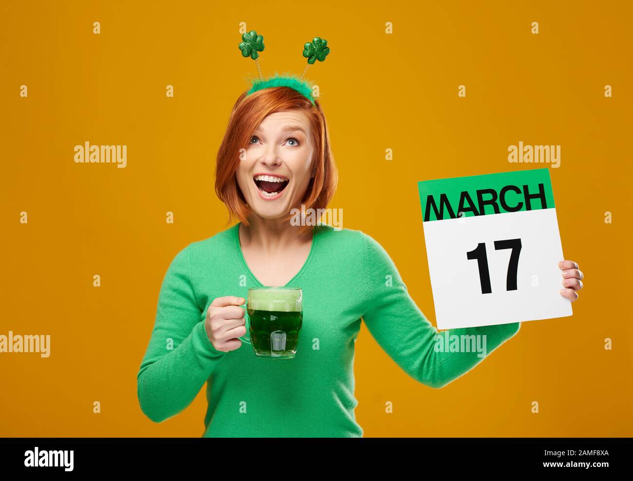 Hurler la jeune fille irlandaise pour célébrer la Saint Patrick Banque D'Images
