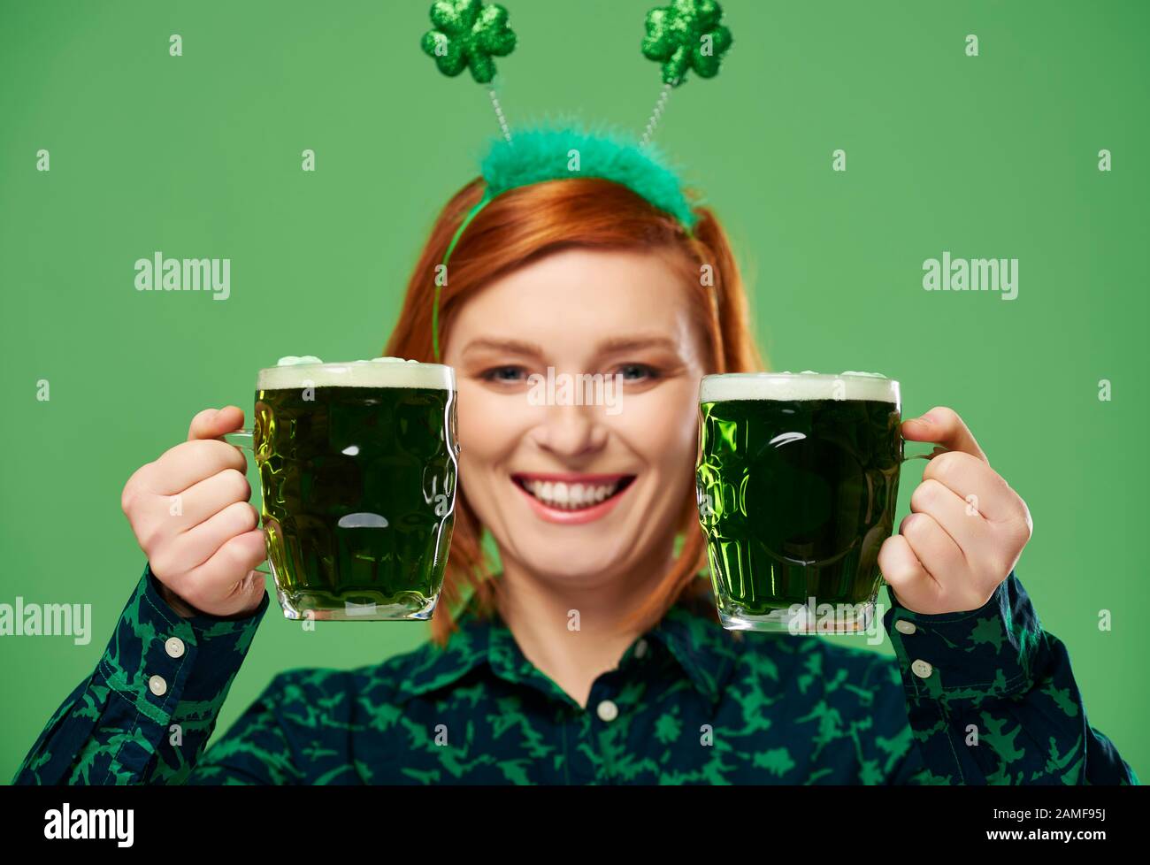 Femme faisant un toast à la Saint Patrick's Day Banque D'Images