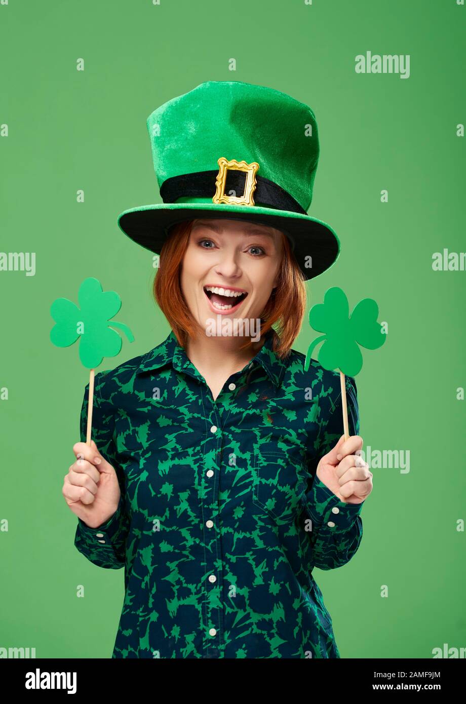 Portrait du leprechaun souriant avec bannière en forme de trèfle Banque D'Images