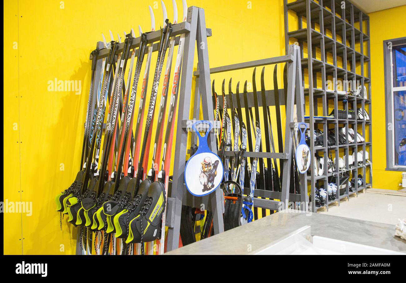 UFA, Russie 4 janvier 2020: Équipement pour le ski et le patinage sur glace. Skier dans la salle de location Banque D'Images