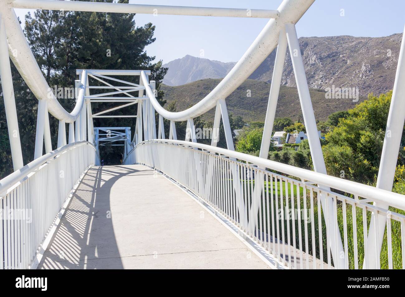 Vue vers le bas long pont suspendu de Montagu en Afrique du Sud sur la rivière Keisie - seul lien entre les parties supérieure et inférieure de la ville lorsque les inondations Banque D'Images