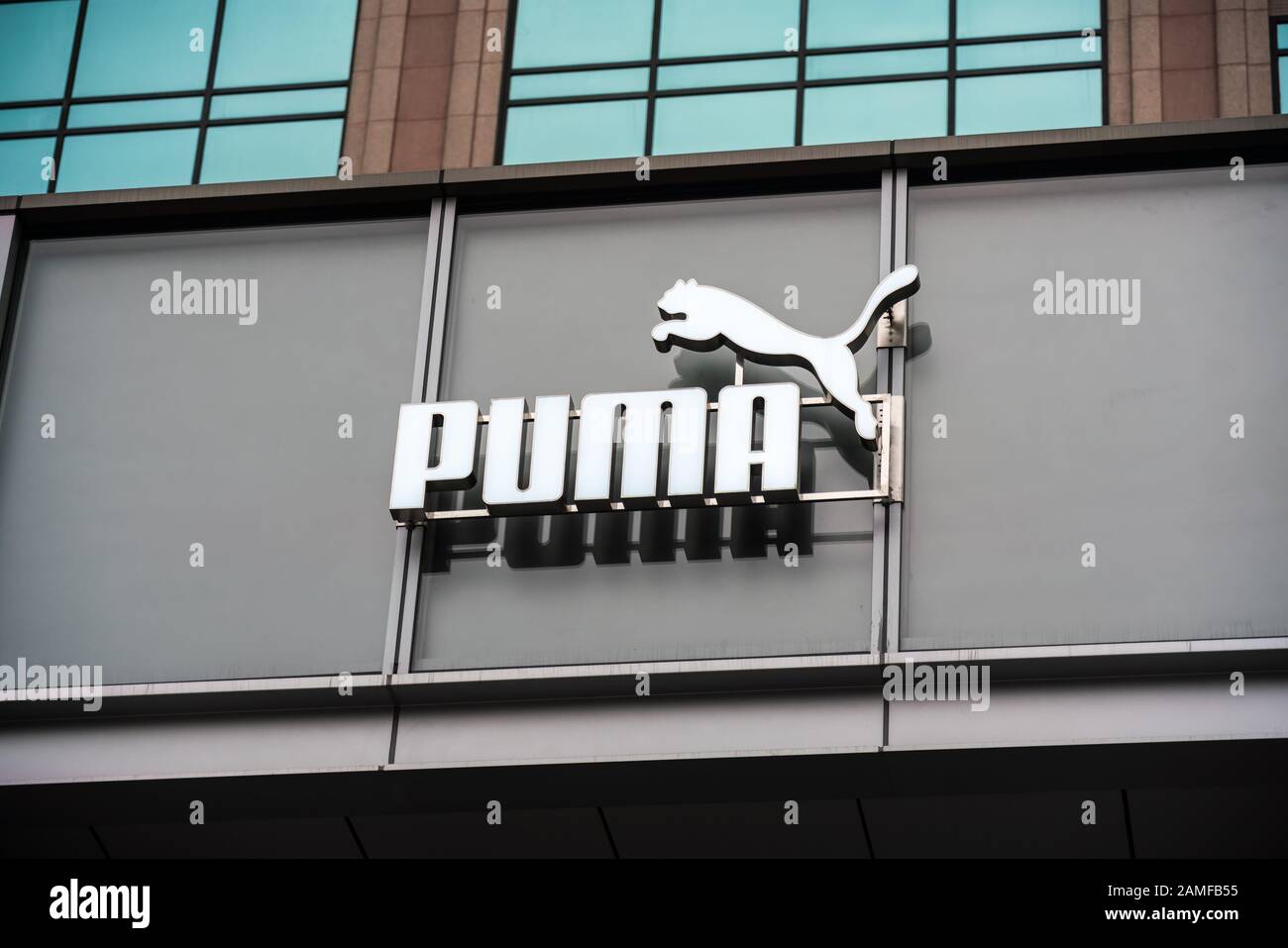 Logo Puma de la société multinationale allemande de chaussures et de vêtements de sport vu à Shanghai. Banque D'Images
