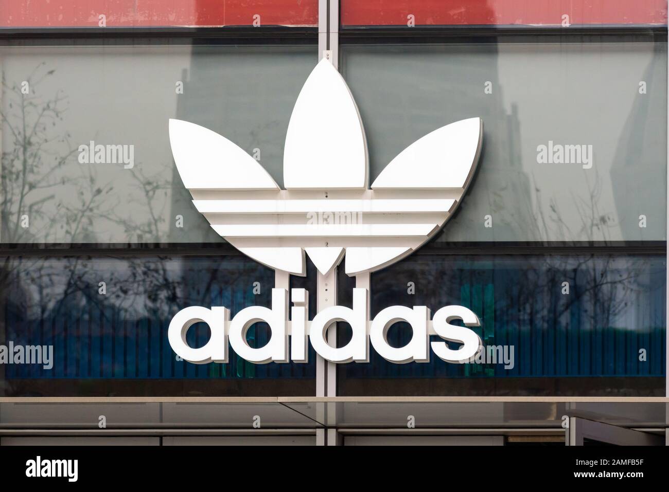 Adidas Originals, une ligne de vêtements de sport décontracté multinationale allemande sous la marque de vêtements de sport Adidas, logo vu à Shanghai. Banque D'Images