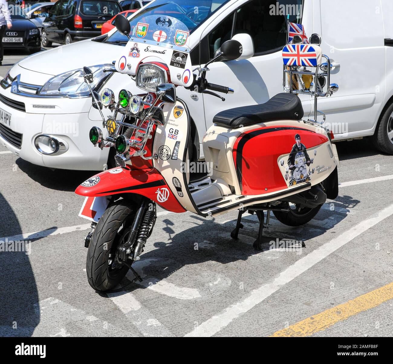 Un scooter à moteur ou un cycle à moteur Scomadi 125 avec de nombreux miroirs et lumières, Lichfield, Staffordshire, Angleterre, Royaume-Uni Banque D'Images