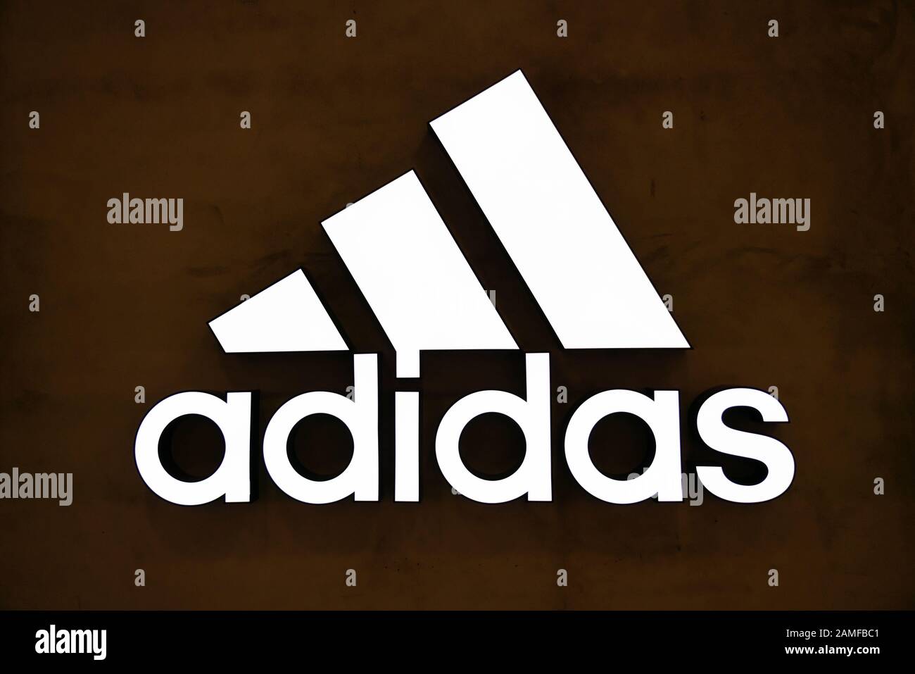 Logo Adidas de la multinationale allemande de vêtements de sport vu à Shanghai. Banque D'Images