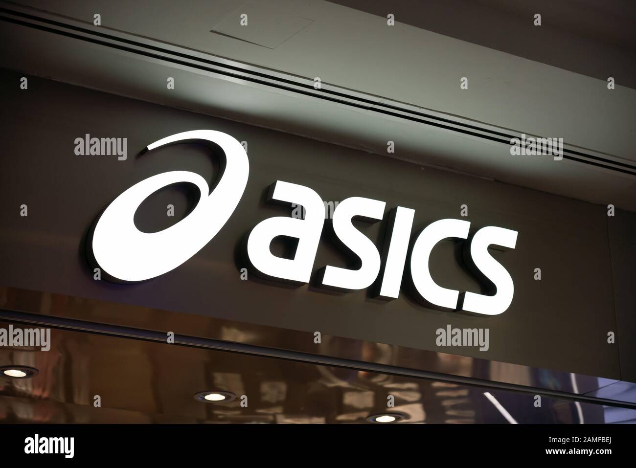 Logo Oasics, société multinationale japonaise de vêtements de sport, vu à Shanghai. Banque D'Images