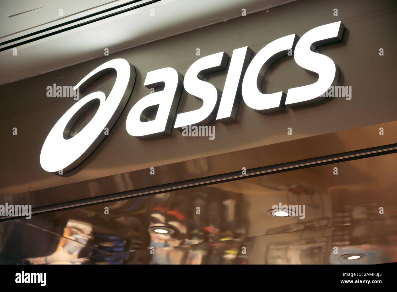 Logo Oasics de la société multinationale japonaise de vêtements de sport vu à Shanghai. Banque D'Images