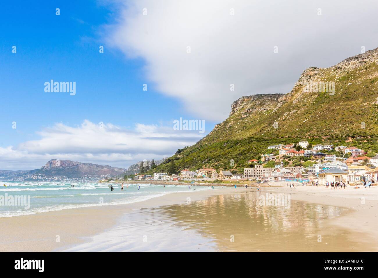 Muizenberg Beach, Afrique Du Sud : Les Surfeurs Aiment Les Vagues À Muizenberg, Près Du Cap (False Bay, Péninsule Du Cap), Afrique Du Sud. Le principal endroit de surf Banque D'Images