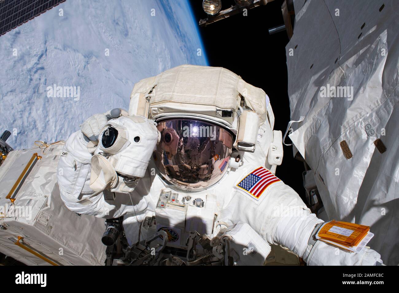 ISS - 22 novembre 2019 - l'astronaute de la NASA et l'astronaute spacewalker Andrew Morgan pointe sa caméra, protégée des dangers de la microgravité par blindage, vers h Banque D'Images