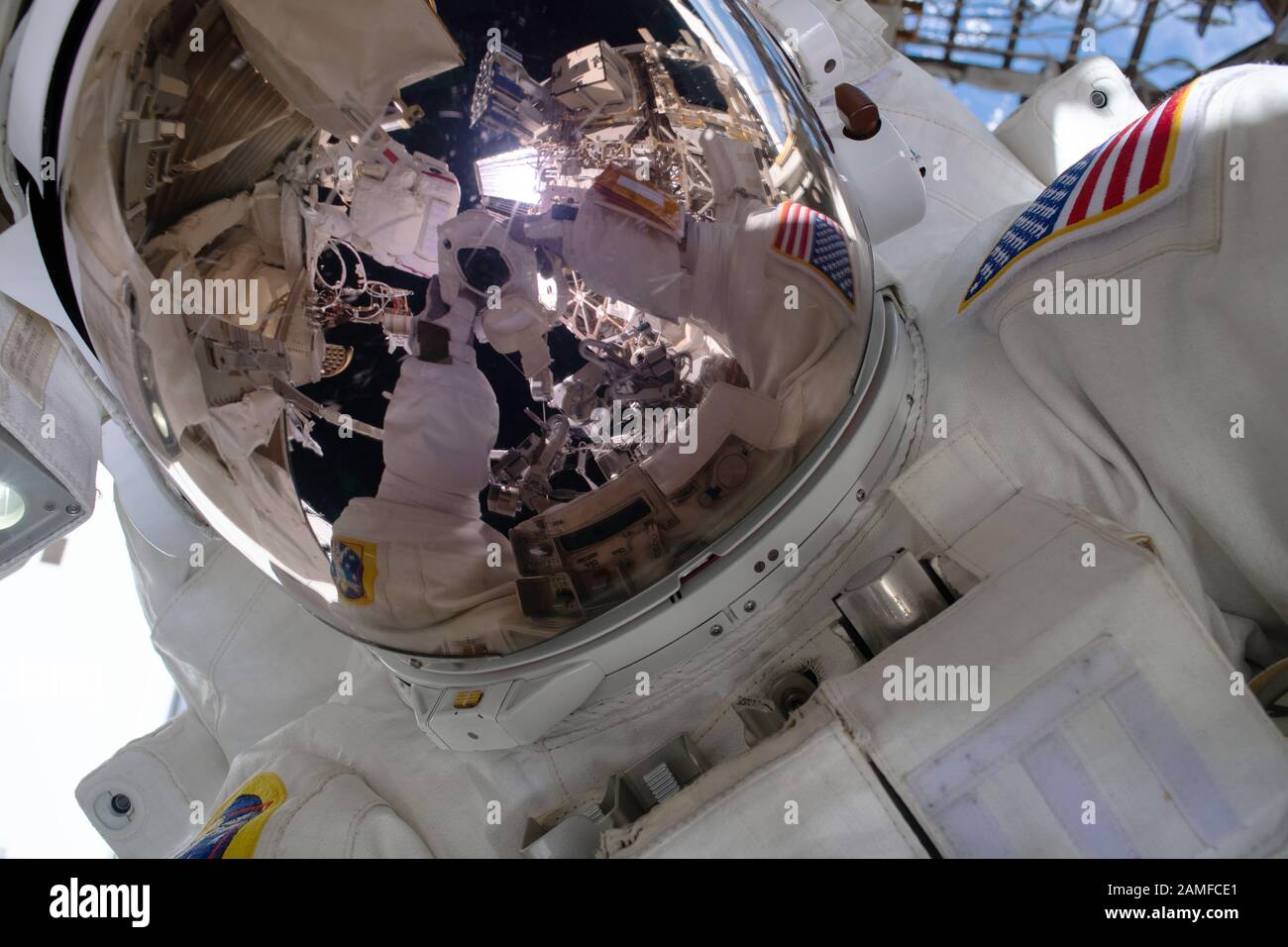 ISS - 22 novembre 2019 - l'astronaute de la NASA et l'astronaute spacewalker Andrew Morgan pointe sa caméra, protégée des dangers de la microgravité par blindage, vers h Banque D'Images