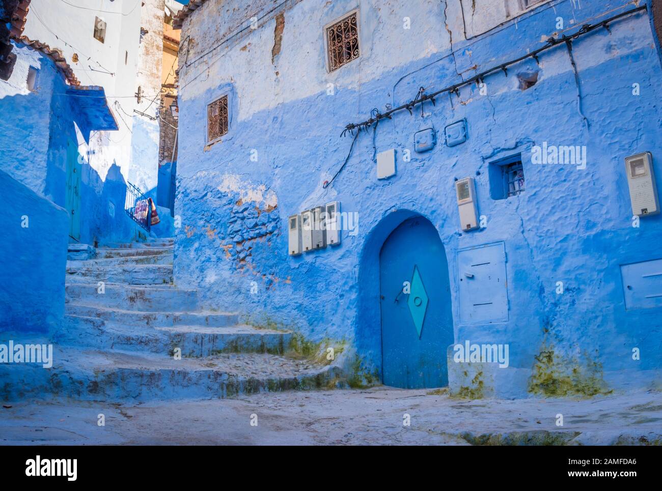 Escalier bleu dans la rue Chefchaouen, Médina, Maroc Banque D'Images