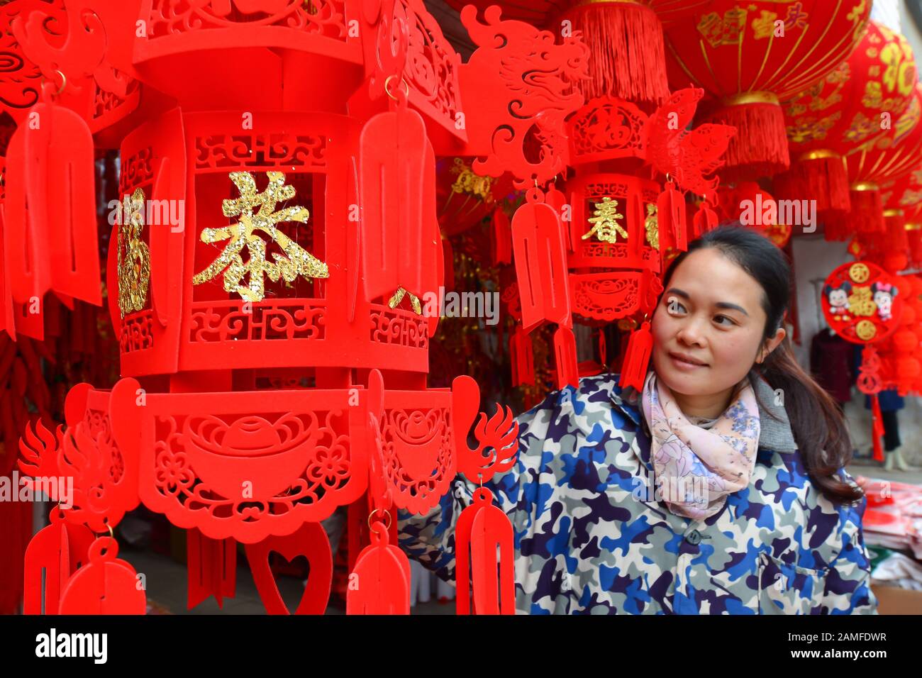 Les clients chinois achètent des lanternes rouges traditionnelles, des nœuds chinois, des autocollants rouges et des décorations en vue du nouvel an chinois ou du printemps F Banque D'Images