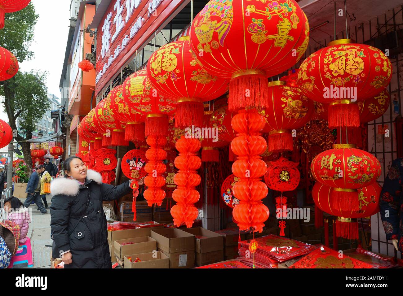 Les clients chinois achètent des lanternes rouges traditionnelles, des nœuds chinois, des autocollants rouges et des décorations en vue du nouvel an chinois ou du printemps F Banque D'Images