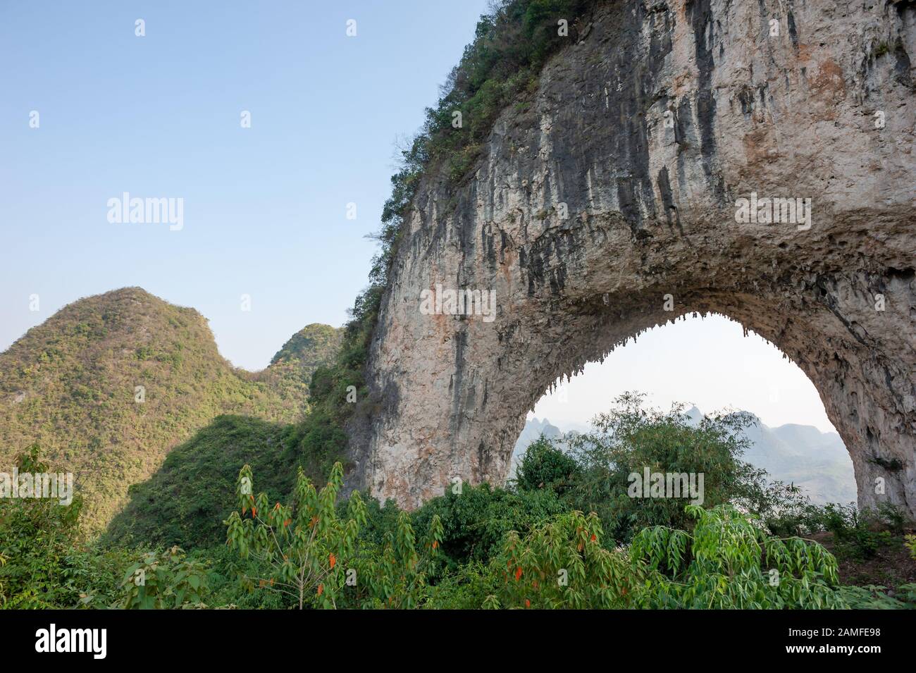 Formation de karst d'arche de colline de Lune à Yangshuo, Guilin, province de Guangxi, Chine Banque D'Images
