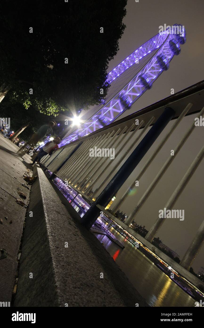 Le London Eye de nuit prise depuis le niveau de la chaussée offrant un point de vue inhabituel Banque D'Images