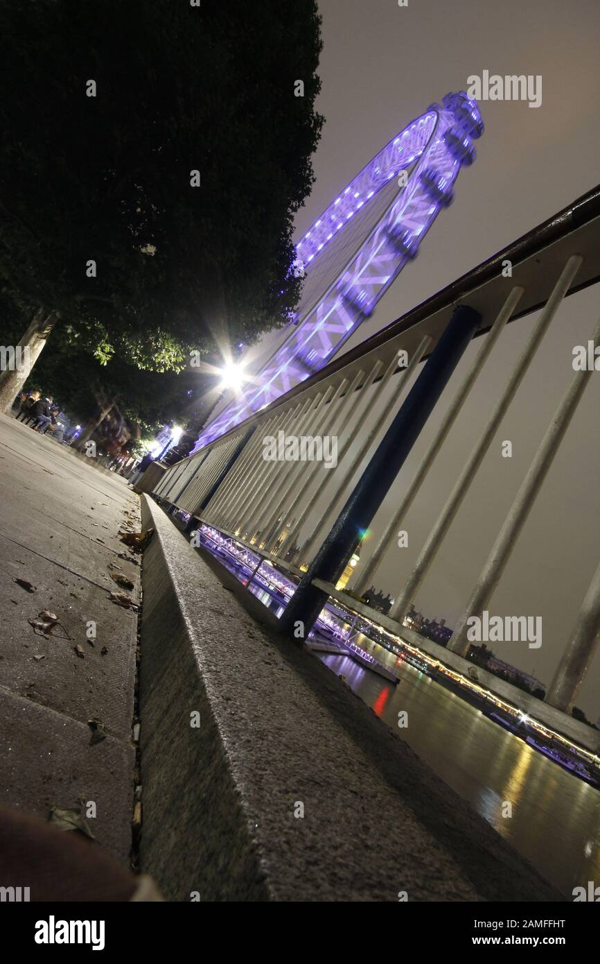 Le London Eye de nuit prise depuis le niveau de la chaussée offrant un point de vue inhabituel Banque D'Images