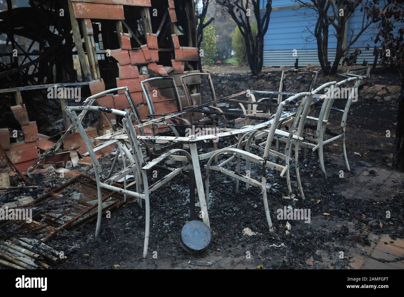 (200113) -- CANBERRA, le 13 janvier 2020 (Xinhua) -- photo prise le 12 janvier 2020 montre les ruines laissées par les feux de brousse dans le village de Wingello, à environ une heure et demie de route de Canberra, capitale de l'Australie. Au moins 28 personnes sont mortes et plus de 2 000 maisons ont été détruites à travers le pays dans des feux de brousse en Australie. (Photo De Chu Chen/Xinhua) Banque D'Images