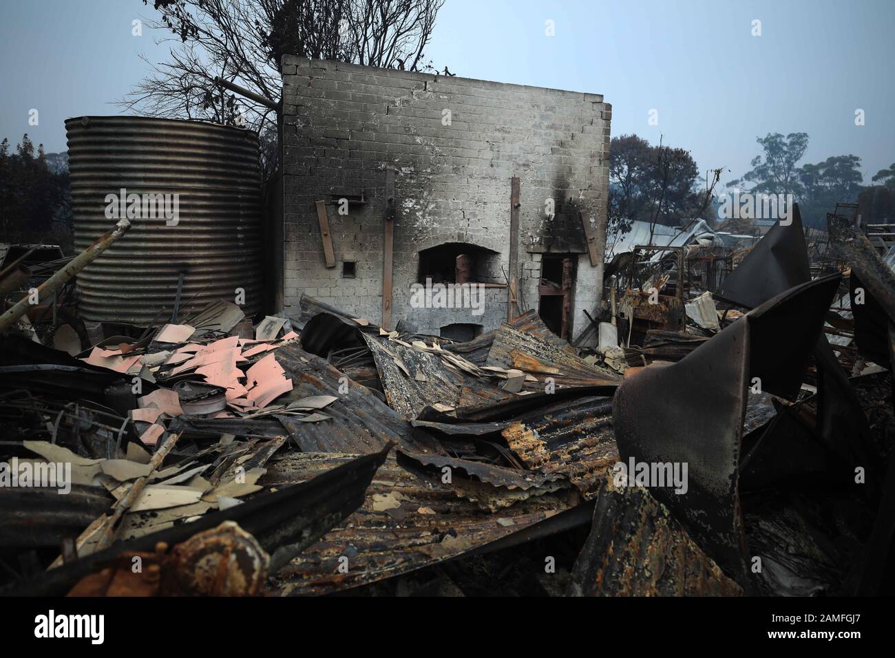 (200113) -- CANBERRA, le 13 janvier 2020 (Xinhua) -- photo prise le 12 janvier 2020 montre les ruines laissées par les feux de brousse dans le village de Wingello, à environ une heure et demie de route de Canberra, capitale de l'Australie. Au moins 28 personnes sont mortes et plus de 2 000 maisons ont été détruites à travers le pays dans des feux de brousse en Australie. (Photo De Chu Chen/Xinhua) Banque D'Images